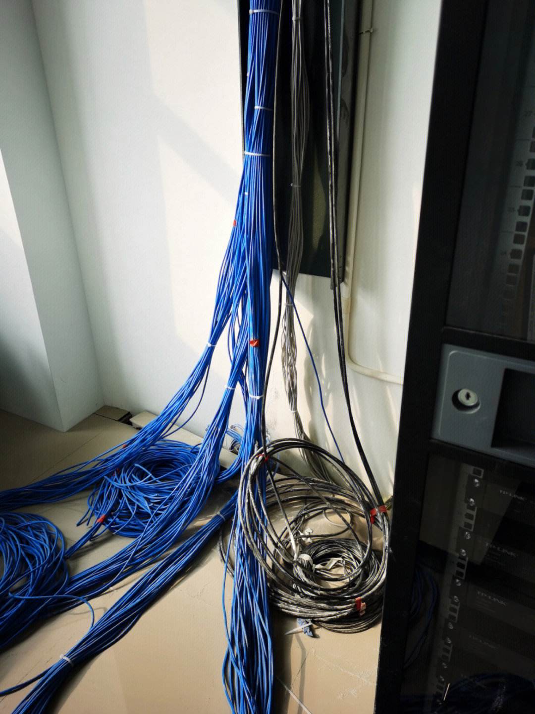 白云區人和鎮鴻程商業大廈監控安裝與弱電施工、網絡布線全解析